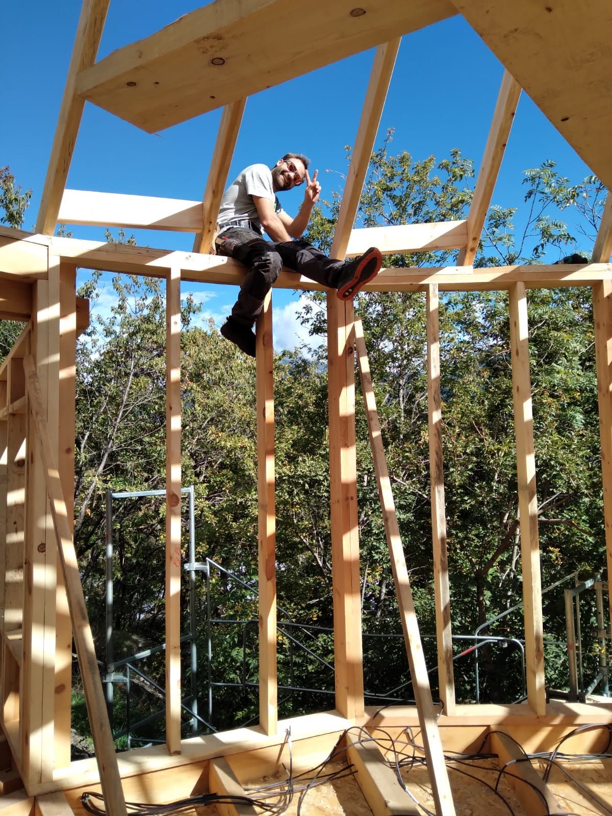 Artisan Wood and Roof sur un chantier d'ossature bois et isolation dans les Hautes-Alpes