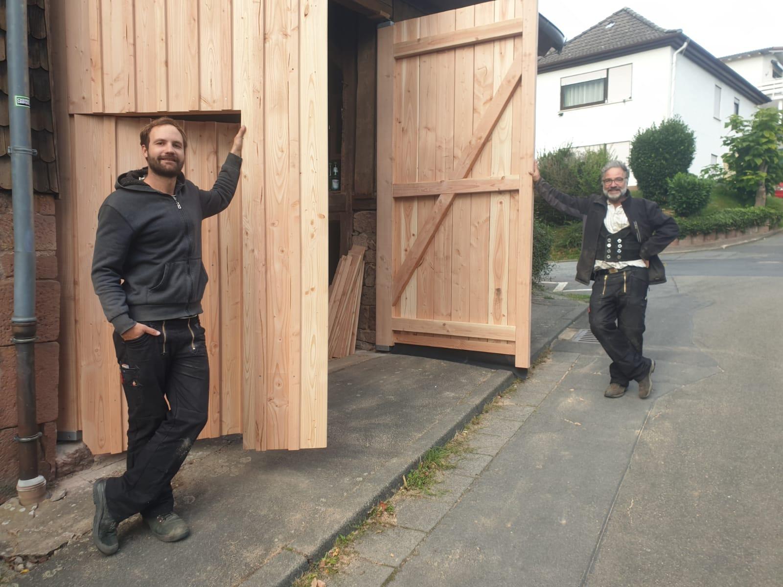 L'équipe Wood and Roof — artisans charpentiers-couvreurs devant une réalisation en bois