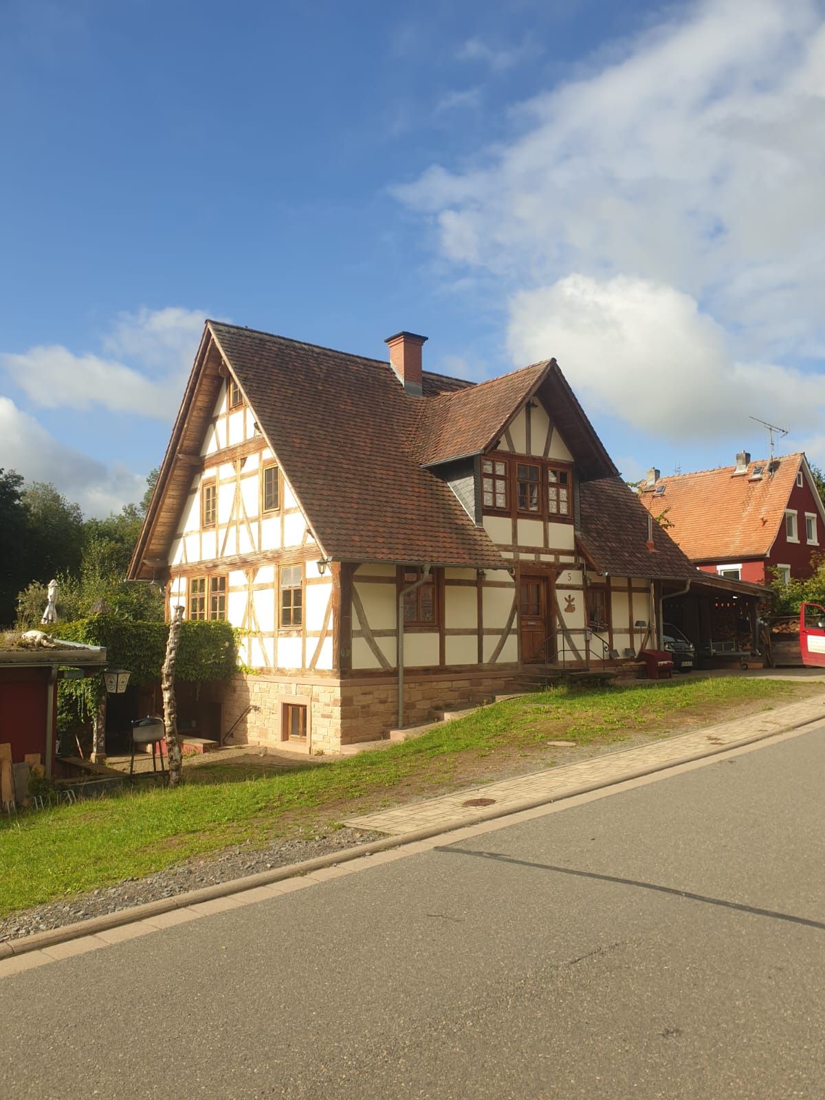 Rénovation d'un bâti ancien briançonnais par Wood and Roof — charpente, couverture en bardeau de mélèze et restauration