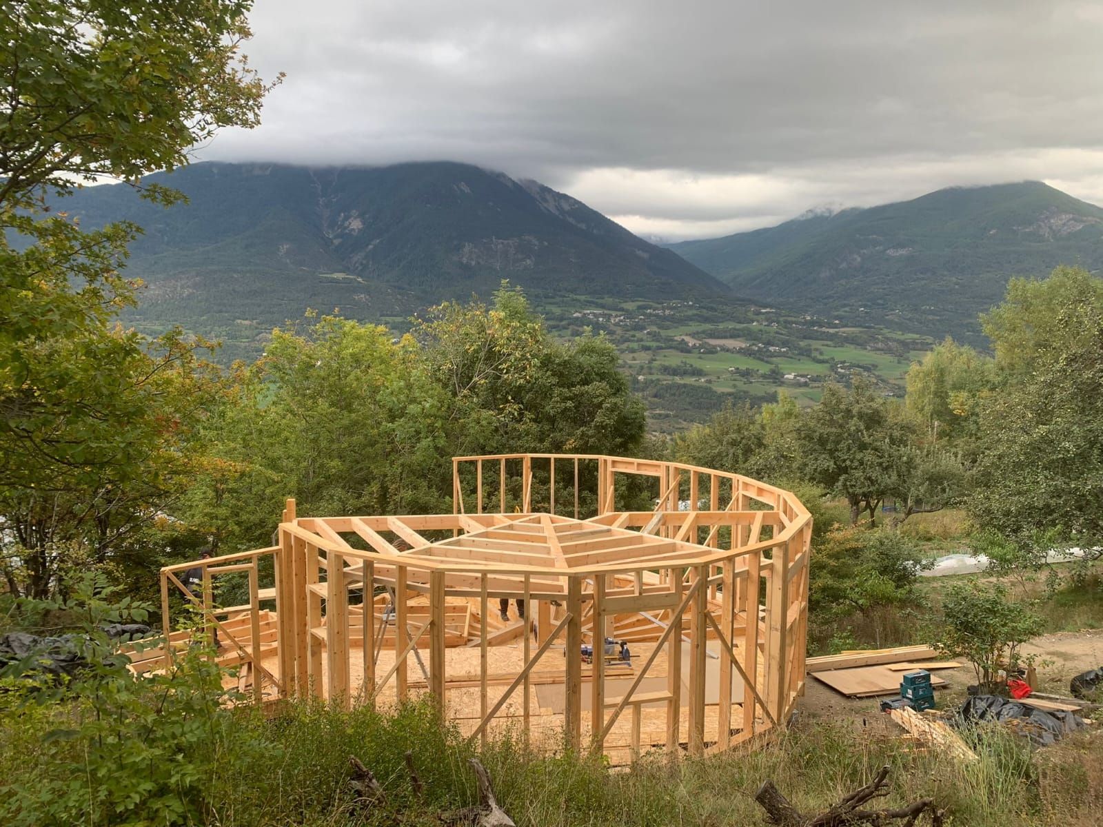 Structure ossature bois ronde en montagne dans les Hautes-Alpes