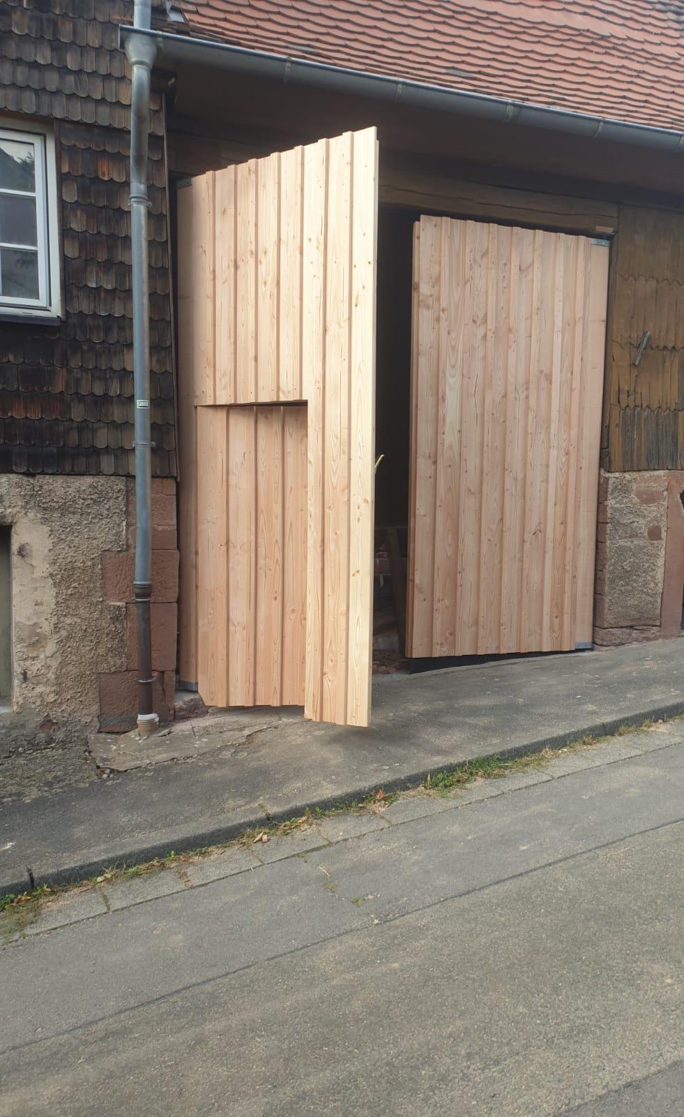 Porte de grange coulissante en bardage bois douglas neuf avec portillon intégré