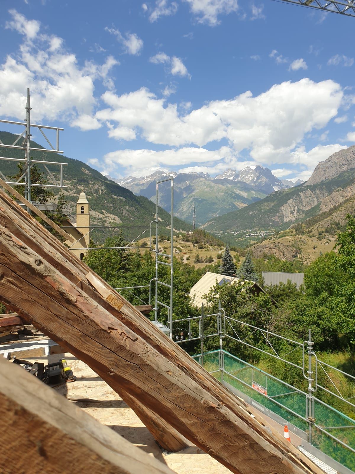 Rénovation de toiture et charpente à Briançon dans les Hautes-Alpes